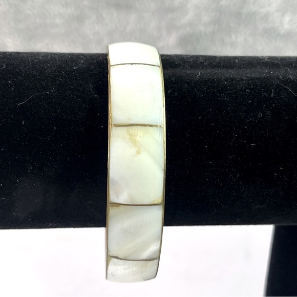 Vintage Brass Bangle with Mother Of Pearl Abalone Inlay Beachy Mermaid Coastal - Picture 1 of 5